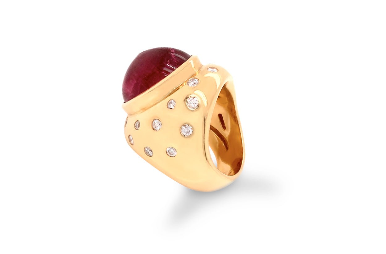 Ring 18kt Yellow Gold Rubilite Cabochon &amp; Diamonds - Diamond Tales Fine Jewelry